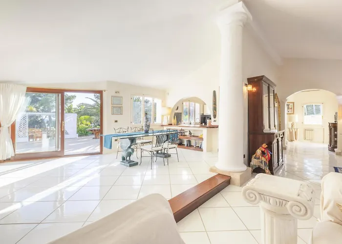 Vila Luxury Sea Front With Pool