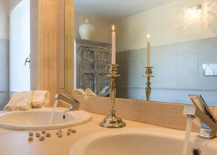 فيلة Luxury Sea Front With Pool Su Forti