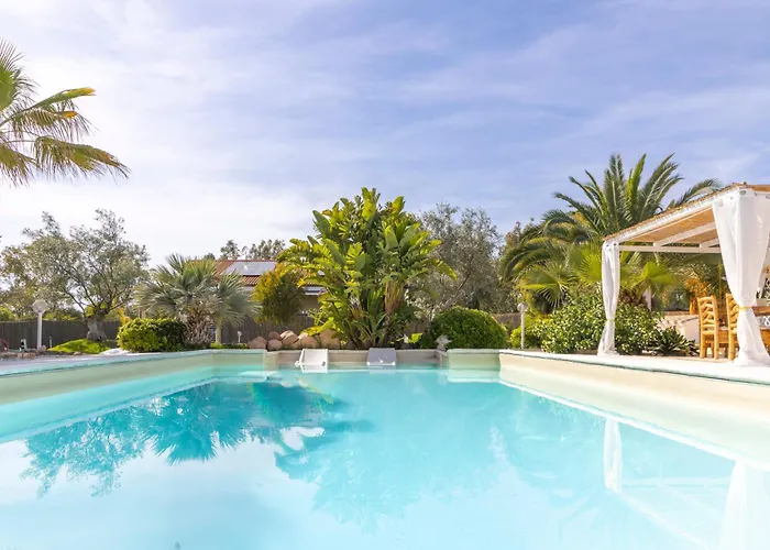 Luxury Sea Front With Pool فيلة Su Forti